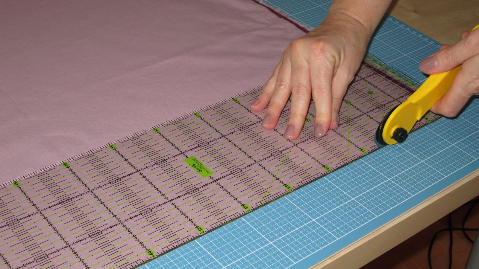 4-rolling_cutter_yardage_cuttiing_quilt